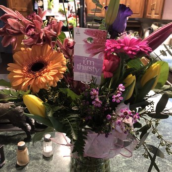 Brookswood Florist - Does this look like a $105.84 arrangement?What a disappointment. - Florists Near Me - Langley, British Columbia