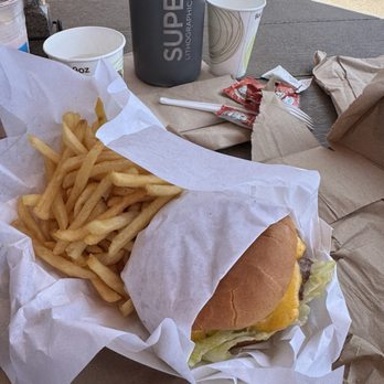 Crystal Cove Shake Shack - burger Cove Deluxe Cheeseburger - American Near Me - Newport Coast, California