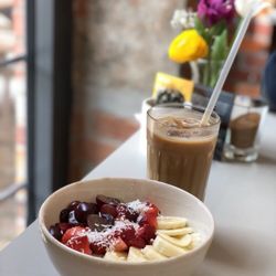 Public Coffee Roasters - Porridge mit frischen Früchten