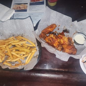 D's Place - Sweet chili wings, fries and funky monkey wonton. - American Near Me - Saint Louis, Missouri