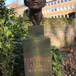 Ferdinand-Lassalle-Denkmal - Einer der Begründer der deutschen Arbeiterbewegung. One of the founders of the German labor movement.