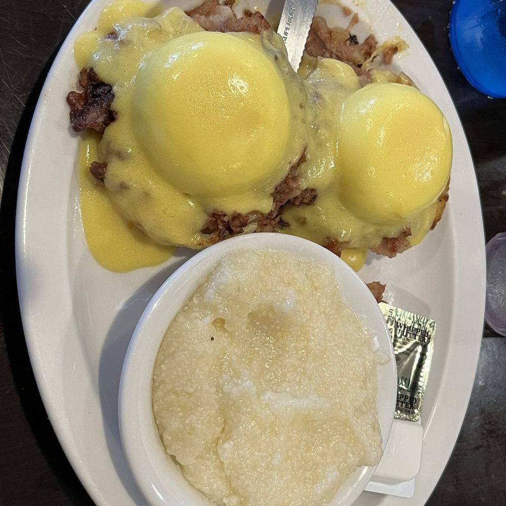Flapjacks - Irish Bennie with corned beef hash - Breakfast & Brunch Near Me - Safety Harbor, Florida