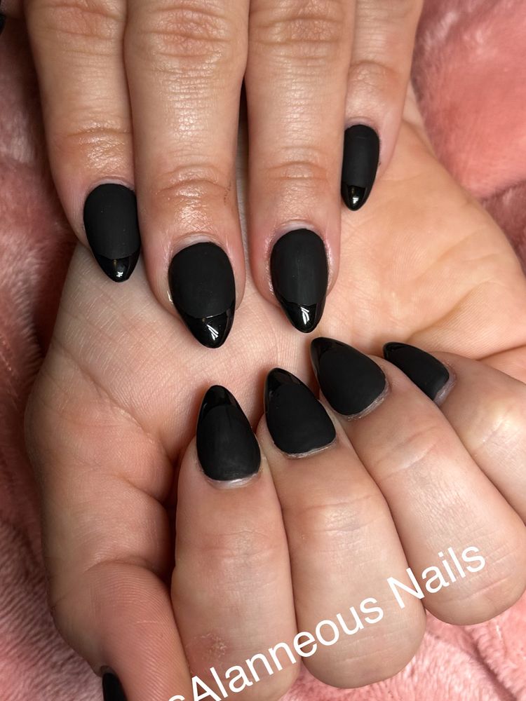 MissAlanneous Nails Logo