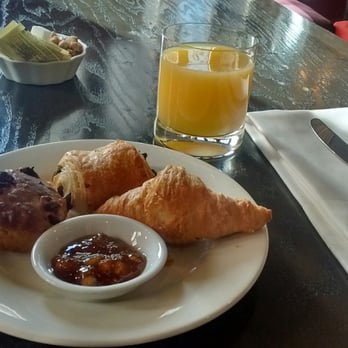 Hotel Chez Swann - Complimentary continental breakfast served at Le Pois Penche downstairs from the hotel. - Hotels Near Me - Montreal, Quebec Hotel Chez Swann - Complimentary continental breakfast served at Le Pois Penche downstairs from the hotel. - Hotels Near Me - Montreal, Quebec