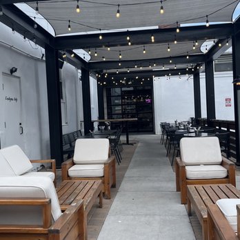 The Oakmont - Outdoor seating - American Near Me - Indianapolis, Indiana The Oakmont - Outdoor seating - American Near Me - Indianapolis, Indiana