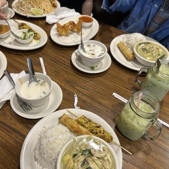 Thai Kitchen - Wonton Cheese Puffs (5) #5E Green Curry Fried Rice - Thai Near Me - Austin, Texas Thai Kitchen - Wonton Cheese Puffs (5) #5E Green Curry Fried Rice - Thai Near Me - Austin, Texas