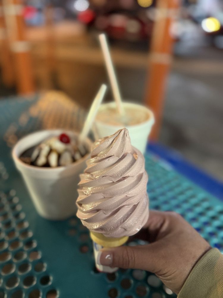 Annie's Soft Ice Cream Logo