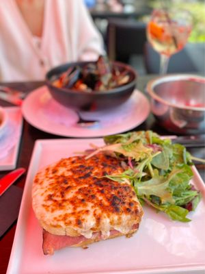 Meet in Paris French Bistro by null