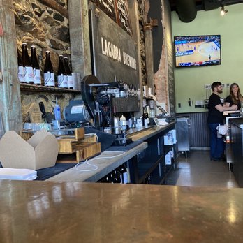 La Cabra Brewing - Bar area - Brewpubs Near Me - Berwyn, Pennsylvania
