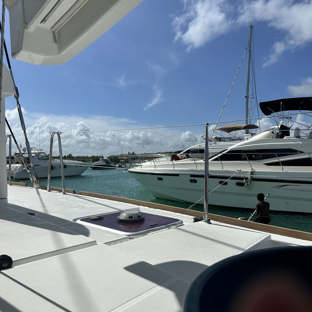 Amstar DMC - Other boats parked feet away. Everyone blasting music - Travel Services Near Me - Cancún, ROO