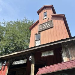 The Coal House Lodge - House & saloon