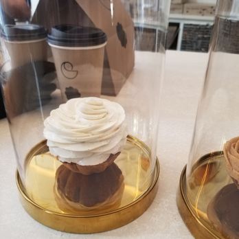 Cedric Grolet Opera - Lovely vanilla bean cupcake flower - Bakeries Near Me - Paris Cedric Grolet Opera - Lovely vanilla bean cupcake flower - Bakeries Near Me - Paris
