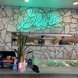 Glo's - Entry