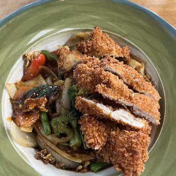 The Pho Bar - Crispy Chicken Drunken Noodle - Thai Near Me - Berlin, Connecticut