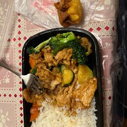 Chicken and vegetables, white rice, and crab Rangoon Chicken and vegetables, white rice, and crab Rangoon