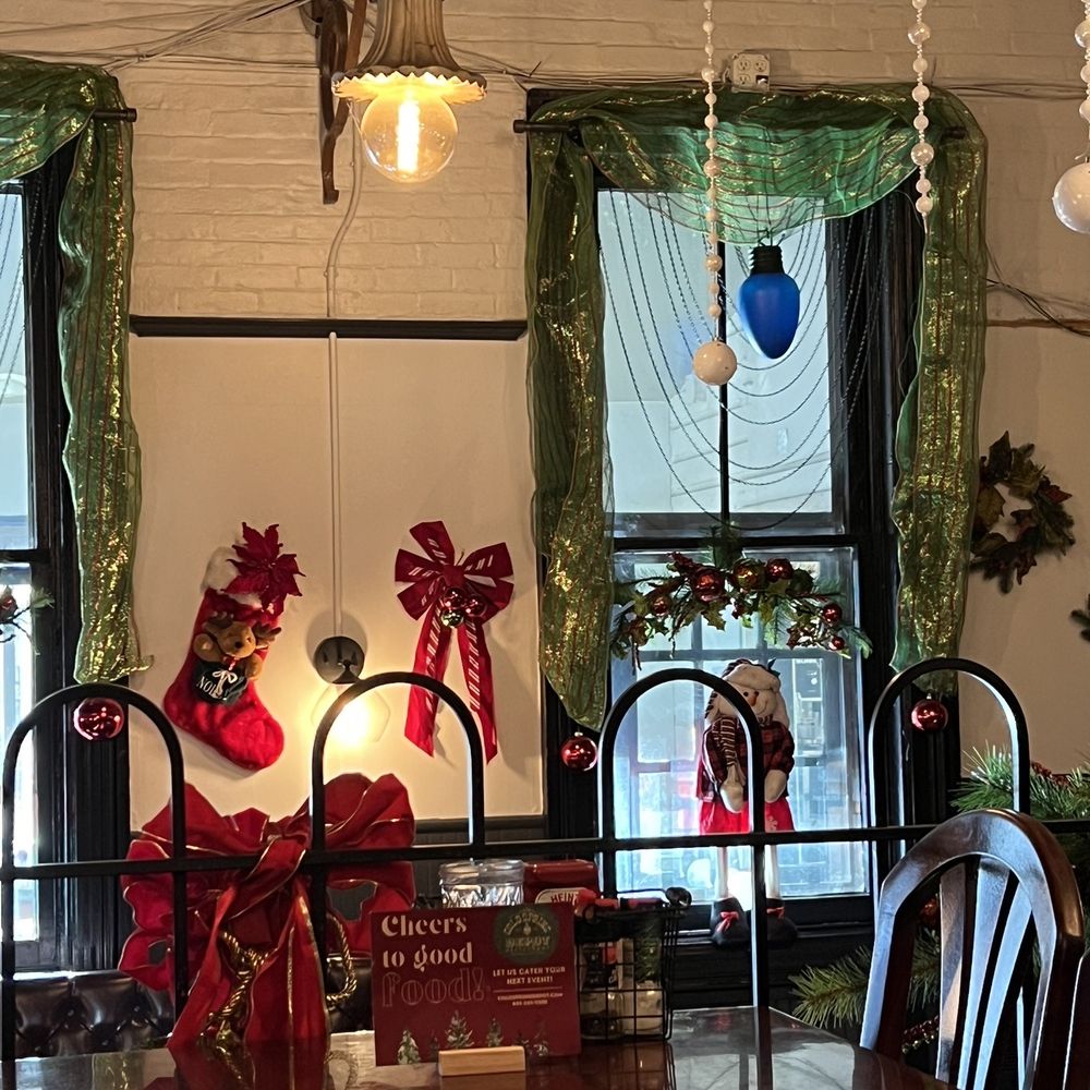 Cold Spring Depot Restaurant - Cute Christmas decor - American Near Me - Cold Spring, New York