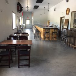Hidden Springs Brewhouse - Spacious taproom