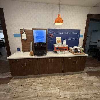 Holiday Inn Express Evansville - Breakfast area - Hotels Near Me - Evansville, Indiana Holiday Inn Express Evansville - Breakfast area - Hotels Near Me - Evansville, Indiana