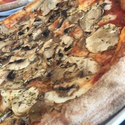 LA TROPEA zum Schanzenberg - Pizza Funghi und Pizza Salami