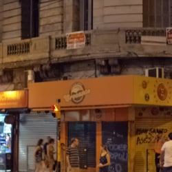 Una vista nocturna a Crocante desde la calle General Paz