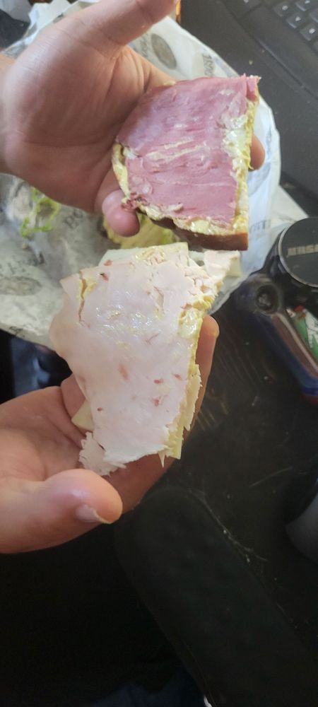 Maisies Qwik Stop Deli Logo