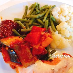 Zur Linde - Kalbsroulade, Lachs, mediterranes Tomatengemüse, grüne Bohnen und Blumenkohl vom Buffet...