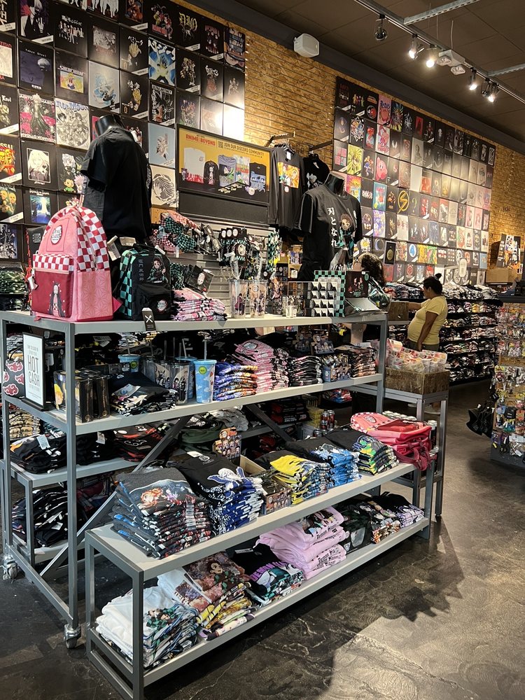 HOT TOPIC Updated October 2024 13 Photos & 26 Reviews 11923 U