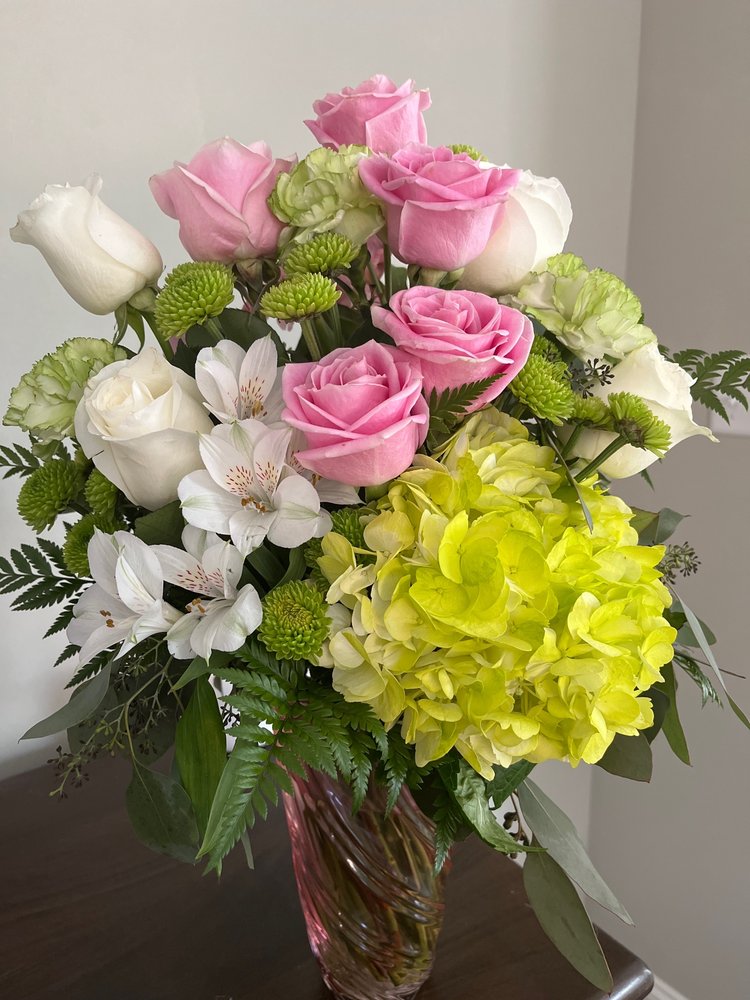 HENLEY’S FLOWERS AND GIFTS Updated August 2024 628 S Bellevue