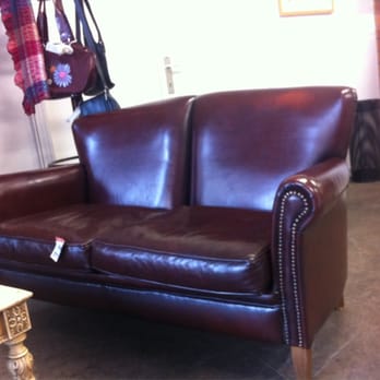 De Kringwinkel - Isn't it nice in a white interior? - Thrift Stores Near Me - Antwerp, VAN