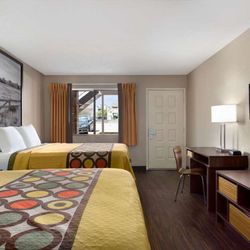 Super 8 by Wyndham Universal City - Guest room
