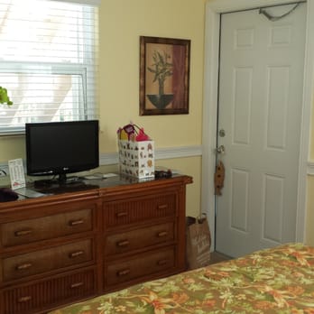 Bay Harbor Lodge - Cottage #9 bed, television, dresser - Hotels Near Me - Key Largo, Florida Bay Harbor Lodge - Cottage #9 bed, television, dresser - Hotels Near Me - Key Largo, Florida