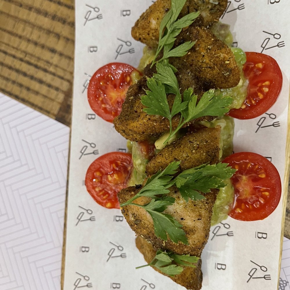 La Brunilda - Cajun-style chicken with guacamole, coriander and tomato - Tapas Bars Near Me - Seville, SE La Brunilda - Cajun-style chicken with guacamole, coriander and tomato - Tapas Bars Near Me - Seville, SE