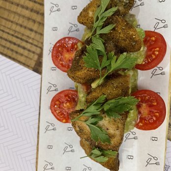 La Brunilda - Cajun-style chicken with guacamole, coriander and tomato - Tapas Bars Near Me - Seville, SE