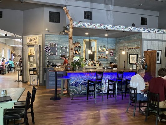 Lulu's On Main by null