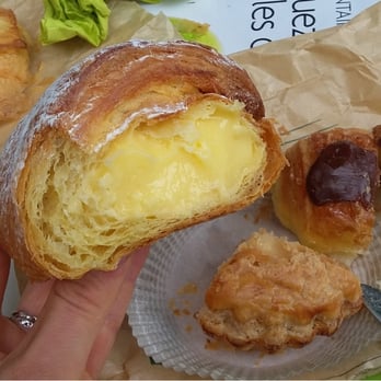 Allemeersch - une couque à la crème bien remplie! et autres douceurs du matin :) - Bakeries Near Me - Etterbeek, BRU