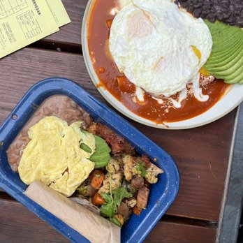 NIDO's BackYard - Blue plate: Ollita de Pobre Circle plate: Entomatadas de Huevos Estrellados - Mexican Near Me - Oakland, California