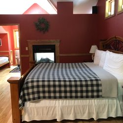 Garden Grove Inn - Big Red Room