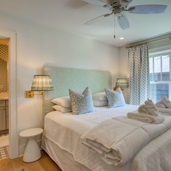 Jenkins Rentals - Little House on Main master bedroom
