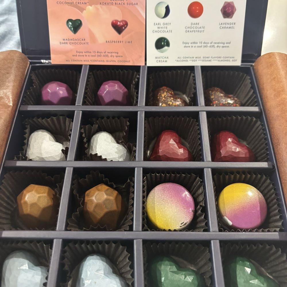 Beautiful box of 16 handmade bonbons Beautiful box of 16 handmade bonbons