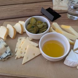 Kalina Anežka restaurace v Národní galerii - Assortment of cheese, honey, and pickles