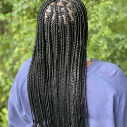 Flawless & Girly Studios - Medium Knotless Plaits