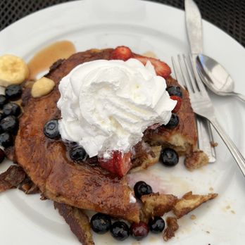 The Worker Bee Cafe - Giant Cinnamon Roll - Breakfast & Brunch Near Me - Carpinteria, California