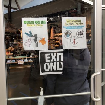 Zumiez - Signs on the door. - Shoe Stores Near Me - Tulalip, Washington Zumiez - Signs on the door. - Shoe Stores Near Me - Tulalip, Washington