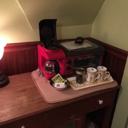 Green Cat Guest House - 3-in-1 coffee/grill/toaster thing in the bathroom