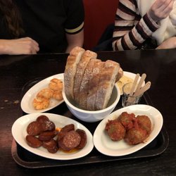 D-Vino - Crevetten,Chorizo,Albondigas,Hummus