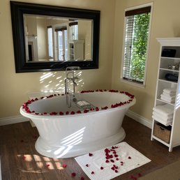 (Room 8) Bathtub (roses not included with your room lol) (Room 8) Bathtub (roses not included with your room lol)