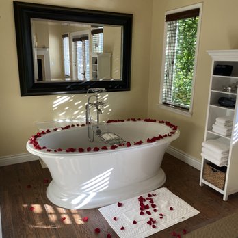 Milliken Creek Inn - (Room 8) Bathtub (roses not included with your room lol) - Hotels Near Me - Napa, California Milliken Creek Inn - (Room 8) Bathtub (roses not included with your room lol) - Hotels Near Me - Napa, California