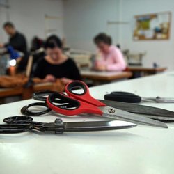 Dedal Mania - Equipe de costureiras e alfaiates ao seu serviço