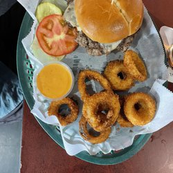 Brewer's Sports Bar & Grill - Classic burger and Onion rings