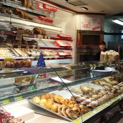 Bäckerei-Konditorei Lidl - Loks der Bäcker Lidl, rechts der Metzger Schnepf. Hier die Brottheke